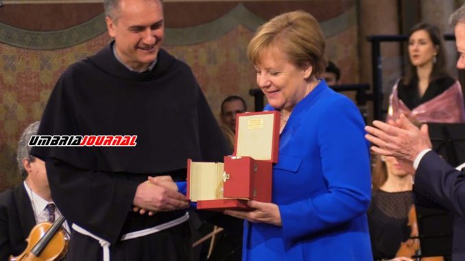Angela Merkel riceve la lampada della pace, donata dai frati di Assisi