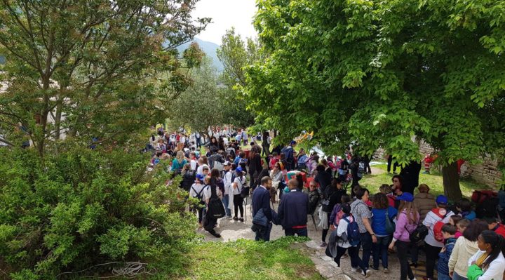 Istituto Comprensivo Assisi 1 alla Rocca Maggiore uomo, relazione in conflitto