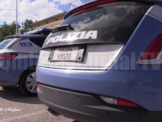 Ruba quattro paia di scarpe e picchia la commessa che cercava di fermarlo