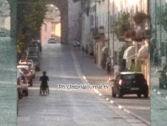 Parcheggio selvaggio, autosul marciapiede e disabile in mezzo alla strada