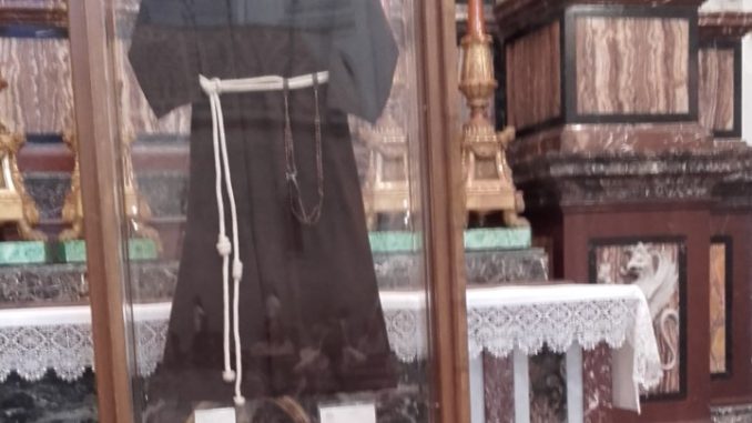 padre-pio Abito delle stimmate di Padre Pio al Santuario della Spogliazione