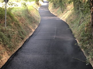 Piano Strade Assisi asfaltature in corso questa mattina a Palazzetta di Sterpeto