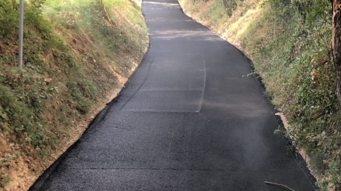 Piano Strade Assisi asfaltature in corso questa mattina a Palazzetta di Sterpeto