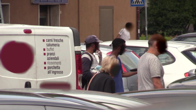 Parcheggiatori abusivi Assisi, straniero di 16 anni picchia agente, denunciato