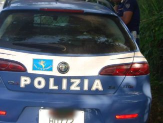 Carta di identità ad ogni costo, pregiudicato prende a calci porta anagrafe