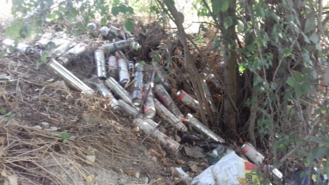 Rifiuti, bombolette spray in Via Francesca saranno rimossi