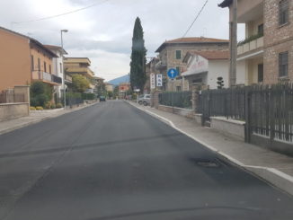 Petrignano, asfaltata via Matteotti e tolti tronchi dal fiume