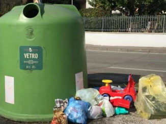 Rifiuto selvaggio a Santa Maria degli Angeli, rimossa campana del vetro