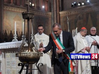 Assisi, De Magistris, sindaco di Napoli, accende lampada votiva