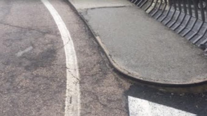 Segnalazione pericolo marciapiede viale Guglielmo Marconi ad Assisi