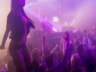 Arrestata ballerina, va a lavorare in un night lasciando figli in albergo