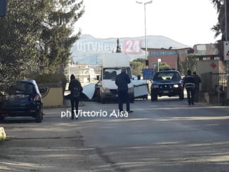 Incidente stradale camioncino nel sottopassaggio, cassone strappato via [Foto]