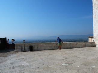 Il muro nel "Cortile di Francesco" ad Assisi, un "Universo" in grande stile