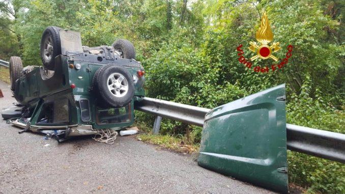 Fuoristrada si ribalta più volte, per fortuna illeso conducente dell'auto