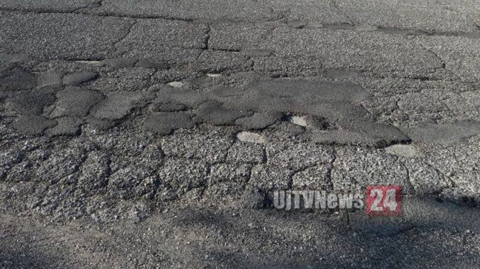 Strada da Palazzo ad Assisi, un cittadino: «E' una vergogna, veramente vergogn