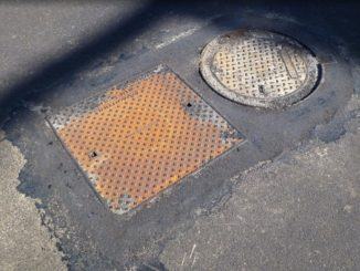 Un tombino rotondo, elevandosi, addirittura è diventato quadrato