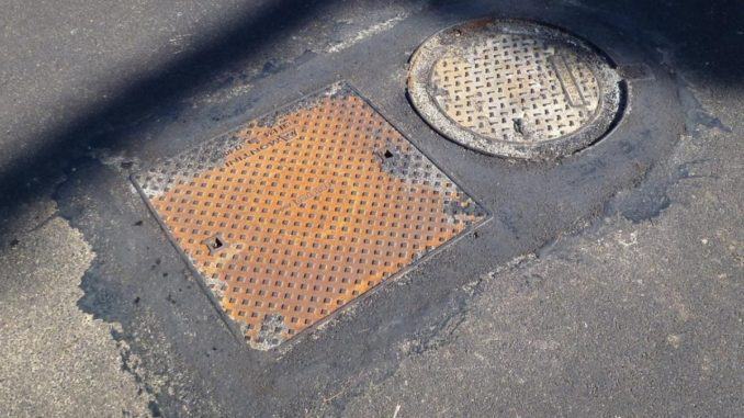 Un tombino rotondo, elevandosi, addirittura è diventato quadrato