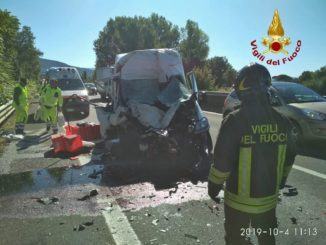 Furgone tampona semirimorchio di un camion sulla 75, un ferito