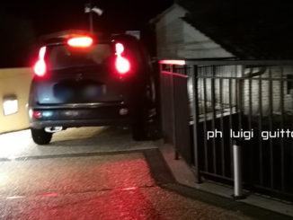 Parcheggiatore selvaggio, o automobilista distratto? Guardate che combina a Moiano