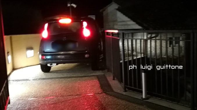 Parcheggiatore selvaggio, o automobilista distratto? Guardate che combina a Moiano