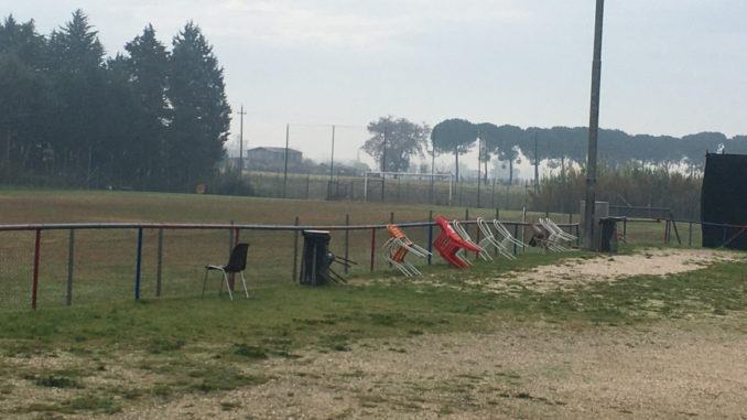 La tribuna fantasma allo stadio di Palazzo di Assisi, tifosi su seggiole di fortuna