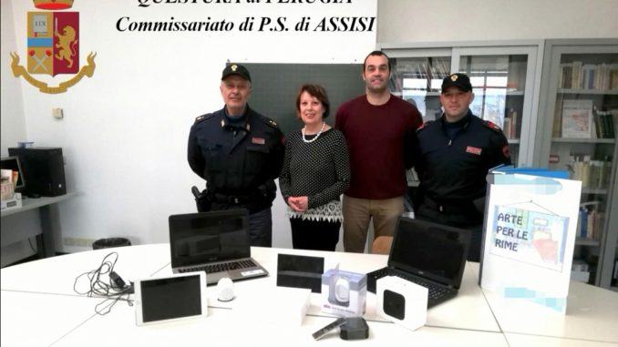 Polizia di Assisi ritrova computer rubati a scuola e li ridà agli studenti