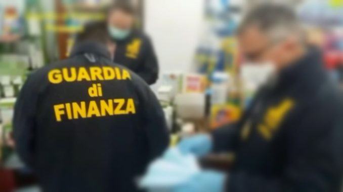 Vendeva mascherine a prezzi esagerati, arriva la Guardia di finanza