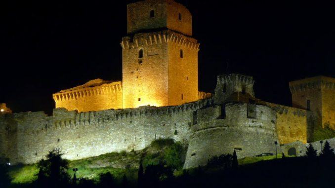 Luci alla Rocca, la via crucis e crocefissione di Gesù, una Pasqua diversa Luci alla Rocca, la via crucis e crocefissione di Gesù, una Pasqua diversa