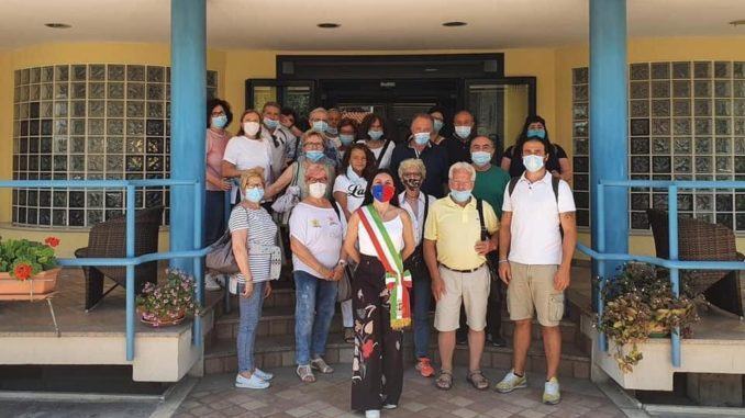 Accoglie turisti con fascia da sindaco, FdI attacca e Proietti risponde