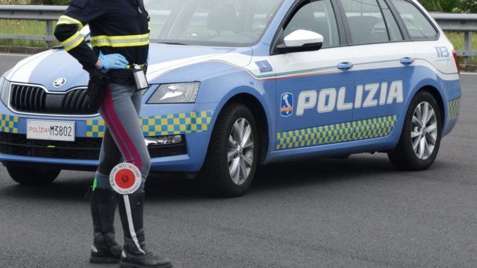 Calcinacci sfiorano auto in E45, illesa famiglia in gita verso Assisi
