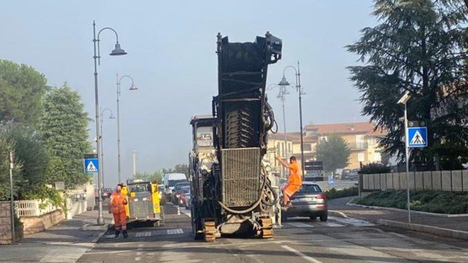 Iniziati i lavori di asfaltatura in via Los Angeles a Santa Maria Iniziati i lavori di asfaltatura in via Los Angeles a Santa Maria
