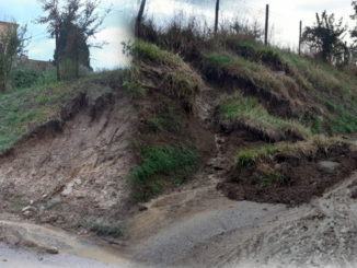 Smottamenti lungo la strada di Sterpeto, a poca distanza uno dall'altro