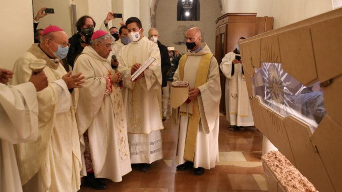 Chiusa la tomba di Carlo Acutis, sarà riaperta definitivamente dopo l'emergenza pandemica Chiusa la tomba di Carlo Acutis, sarà riaperta definitivamente dopo l'emergenza pandemica