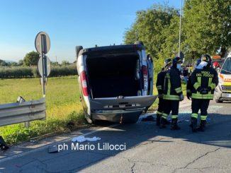 Incidente tra Rivotorto e Capodacqua, scontro tra due auto, una si ribalta