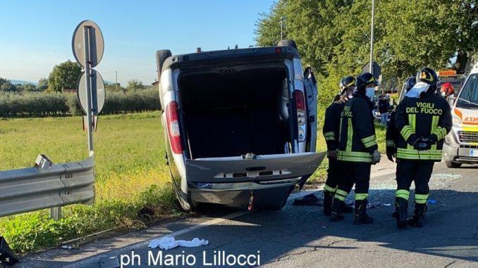 Incidente tra Rivotorto e Capodacqua, scontro tra due auto, una si ribalta Incidente tra Rivotorto e Capodacqua, scontro tra due auto, una si ribalta