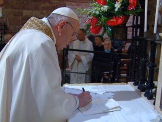 Frati Assisi pregano in tomba per Papa Francesco che è stato operato