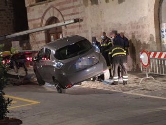 Auto finisce sui paletti di ferro di piazzetta Garibaldi ad Assisi