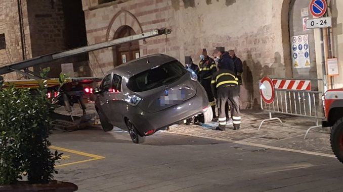 Auto finisce sui paletti di ferro di piazzetta Garibaldi ad Assisi Auto finisce sui paletti di ferro di piazzetta Garibaldi ad Assisi
