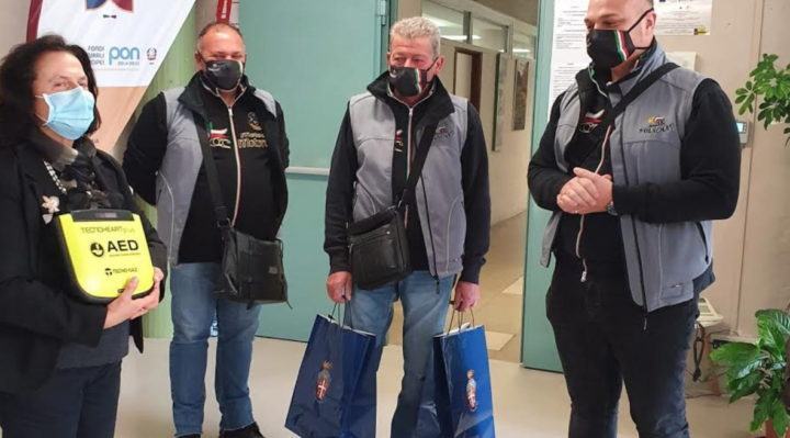 Ccmotorday Assisi, il motorclub, "Gli svalvolati" defibrillatore all'alberghiero