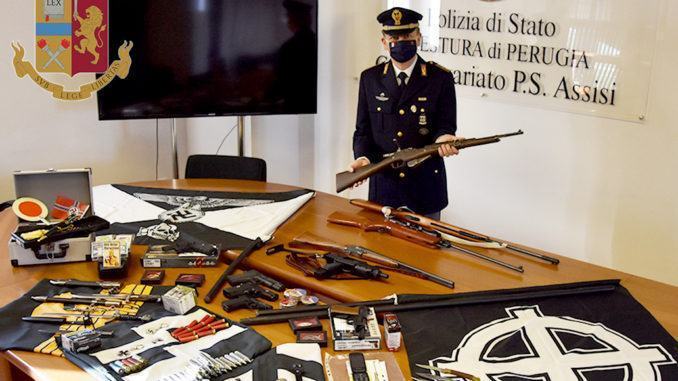 Armi e simboli nazi-fascisti in casa, polizia denuncia un 36enne di Assisi
