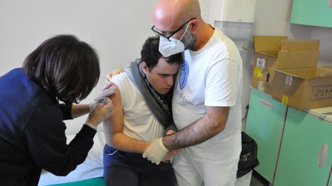 I vaccini sono arrivati al Serafico di Assisi, inoculate prime dosi del siero