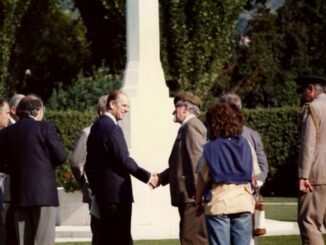 Con onore ed orgoglio Rivotorto ricorda il principe Filippo in visita al cimitero inglese