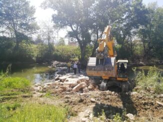 In corso lavori di ripulitura nel fiume Chiascio a Petrignano