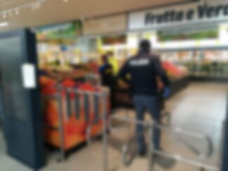 Dà di matto al supermercato, aggredisce poliziotti e sicurezza, denunciata