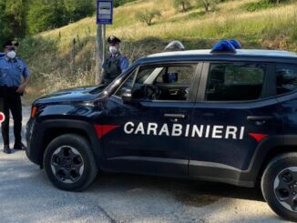 Ruba un paio di scarpe e dà la colpa al vaccino, una dose di anti covid19