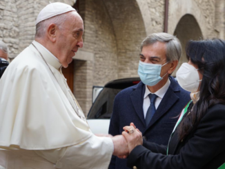 L’abbraccio di Papa Francesco ai poveri, Proietti Santità, Assisi è casa sua