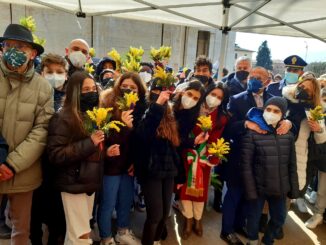 8 Marzo, Assisi, il Camper rosa della Polizia di Stato ha fatto tappa in Piazza Garibaldi