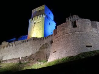 Si spengono anche le luci ad Assisi, tranne quella della bandiera Ucraina