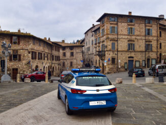 Ubriaco prova a rubare la pistole ad un poliziotto, scatta denuncia
