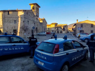 Ruba il piano in pietra da un tavolino del bar, denunciato